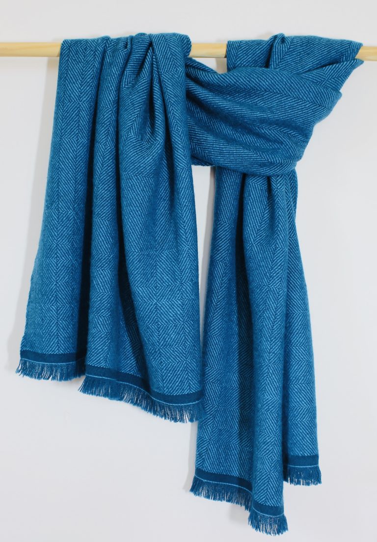 Étole bleu tissée en sergé de laine
