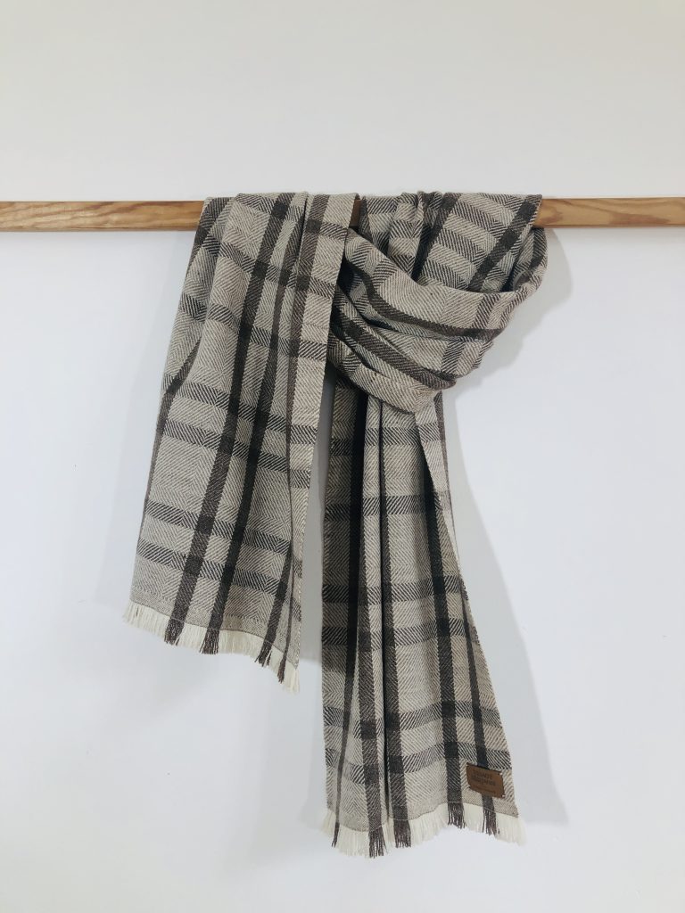 Écharpe en nuances de gris façon tartan