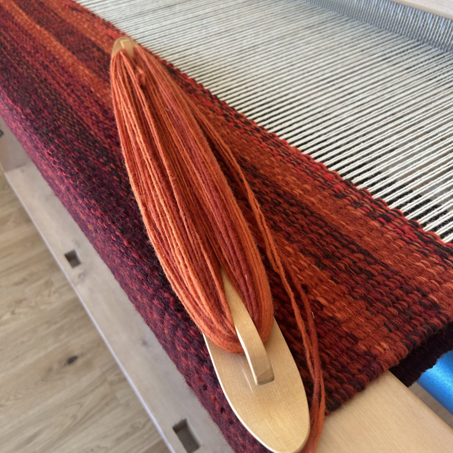 Tissage en cours d’un tapis