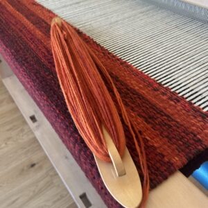 Tissage en cours d’un tapis